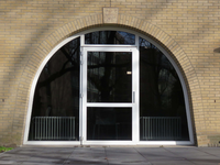 840583 Afbeelding van een boogvormige ingang naar het personeelsrestaurant aan de zuidzijde van het Diakonessenhuis ...